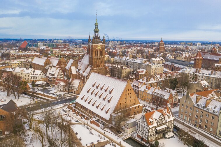 Gdańsk  Stare Miasto  Zimowa panorama lotnicza  W centru Wielki Młyn, nowa siedziba Muzeum Bursztynu