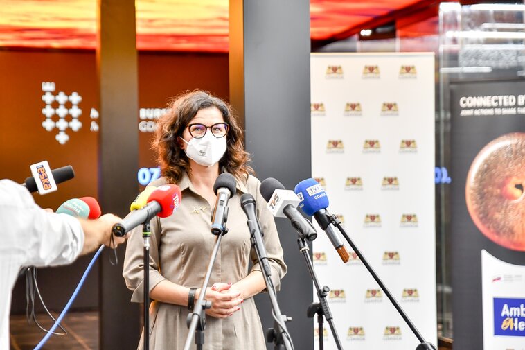Zdjęcie. Pomieszczenie. Aleksandra Dulkiewicz, prezydent Gdańska. W tle pomieszczenie Wielkiego Młyna. 