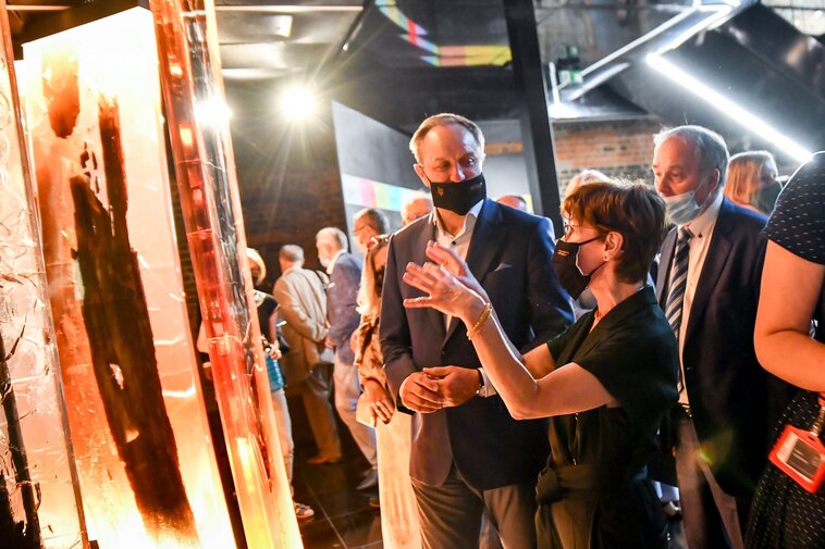 Zdjęcie. Renata Adamowicz i Mieczysław Struk rozmawiają przy instalacji scenograficznej. 