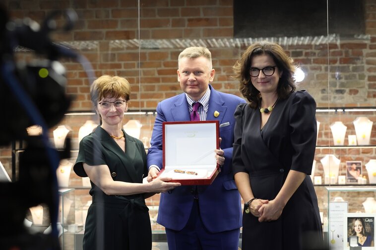 Na zdjęciu od lewej Renata Adamowicz, Waldemar Ossowski i Aleksandra Dulkiewicz z bursztynowym piórem. 