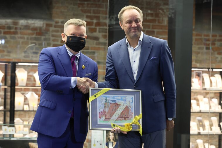 Na zdjęciu od lewej: Waldemar Ossowski i Mieczysław Struk. W dłoniach trzymają obraz Wielkiego Młyna. 