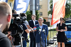 Konferencja prasowa w Gdyni - Marcin Stojek, wiceprezes Zarządu Energi Oświetlenia (przy mikrofonach) i Katarzyna Gruszecka-Spychała, wiceprezyden.jpg