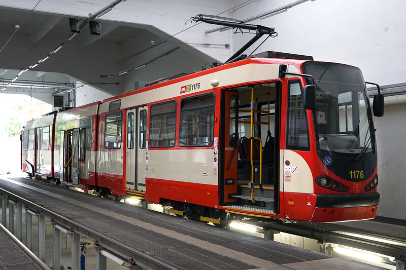 Tramwaj, w którym zamontowano system diagnostyczny opracowany przez naukowców PG. Fot. WIMiO PG