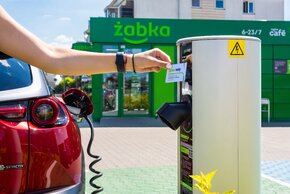 GreenWay będzie zarządzał stacją ładowania samochodów w “zielonym” sklepie Żabki