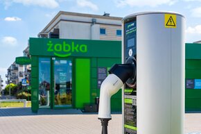 GreenWay będzie zarządzał stacją ładowania samochodów w “zielonym” sklepie Żabki