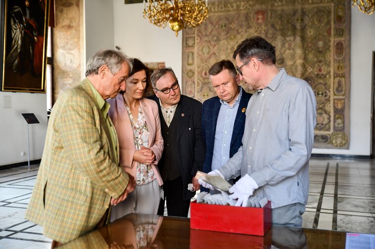 Zdjęcie. Pomieszczenie. Wielka Sala Wety Ratusza Głównego Miasta. Od lewej Gerd-Dietrich Ewert, Izabela Jastrzembska-Olkowska, Krzysztof Jachimowicz, Waldemar Ossowski oraz Jerzy W. Wołodźko. 