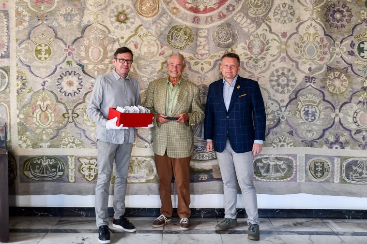 Zdjęcie. Pomieszczenie. Od lewej Jerzy W. Wołodźko, Gerd-Dietrich Ewert oraz Waldemar Ossowski. 