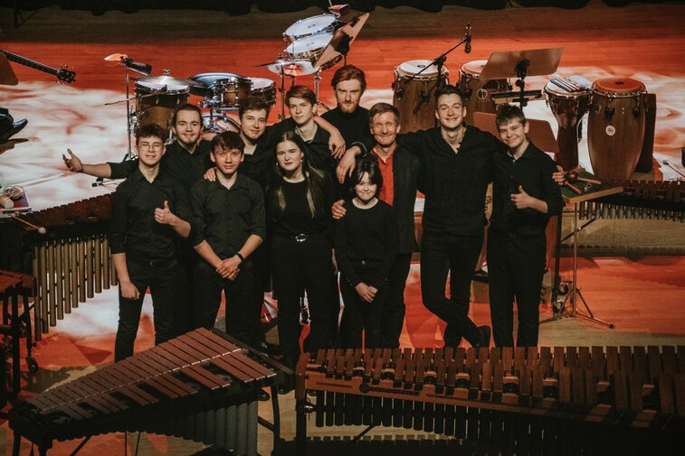 Gdańska Grupa Perkusyjna Jeunesses Musicales wewnątrz sali koncertowej.