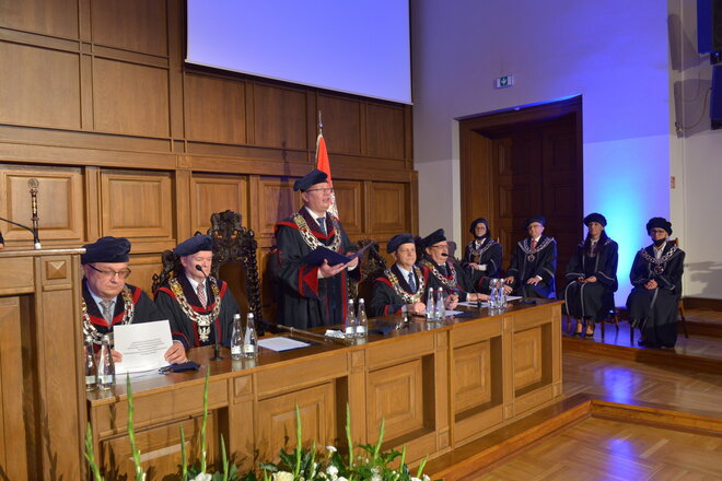 Na zdj. od lewej prorektorzy prof. Dariusz Mikielewicz, prof. Sławomir Milewski, rektor prof. Krzysztof Wilde oraz prorektorzy prof. Janusz Nieznański i prof. Marek Dzida. Fot. Krzysztof Krzempek / Politechnika Gdańska