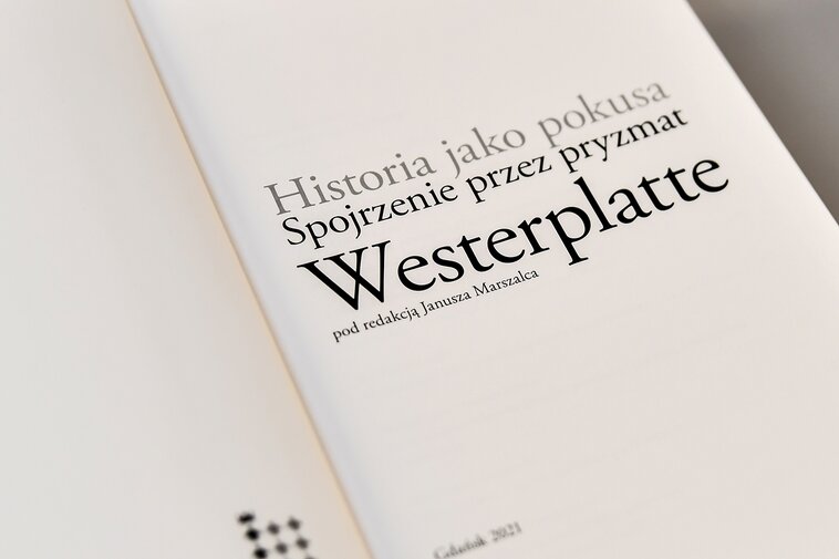 Zdjęcie. Fragment książki. Na prawej stronie napis "Historia jako pokusa. Spojrzenie przez pryzmat Westerplatte.