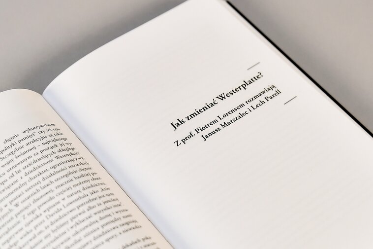 Zdjęcie. Fragment książki. Po lewej tekst, po prawej strona tytułowa "Jak zmieniać Westerplatte?". Z prof. Piotrem Lorensem rozmawiają Janusz Marszalec i Lech Parell.