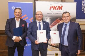 Na zdj. od lewej: Leszek Bonna, wicemarszałek województwa pomorskiego, prof. Krzysztof Wilde, rektor PG oraz Grzegorz Mocarski, prezes PKM SA. Fot. Paweł Sudara / GUMed