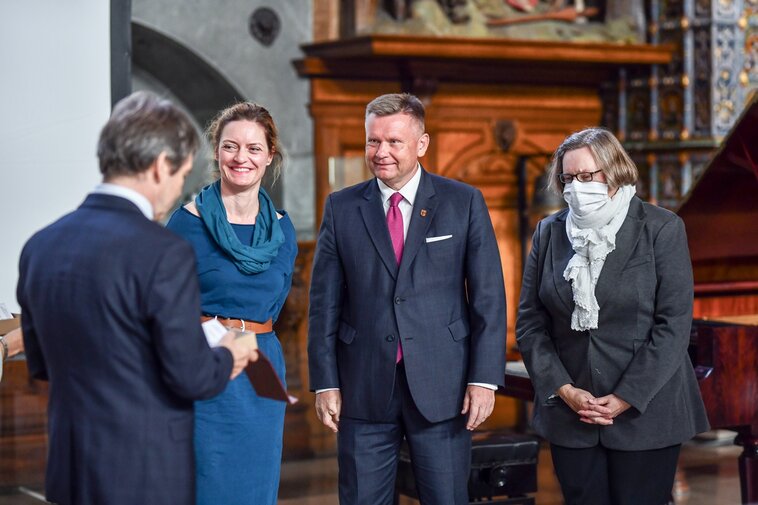 Zdjęcie. Prof. Krzysztof Polkowski wręcza odznaczenia Gloria Artis. Od lewej dr Monika Kaźmierczak, Waldemar Ossowski oraz Ewa Szymańska. 