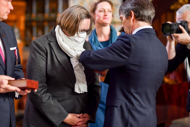 Krzysztof Polkowski wręcza Glorię Artis Ewie Szymańskiej. 