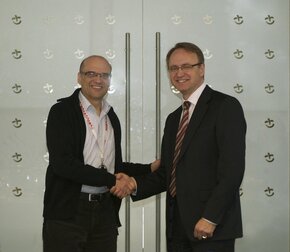 Uścisk dłoni Jarosława Bauca, Prezesa firmy Polkomtel SA oraz Staffana Henrikssona, prezesa firmy Ericsson Sp, z o.o