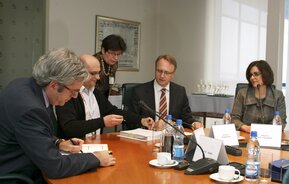 Podpisywanie kontraktu - od lewej Miguel Marin, Polkomtel CTO, Jarosław Bauc, Prezes firmy Polkomtel SA, Staffan Henriksson, prezes firmy Ericsson Sp. z o.o., Melina Kalandaridis, dyrektor finansowa Ericsson Sp. z o.o.