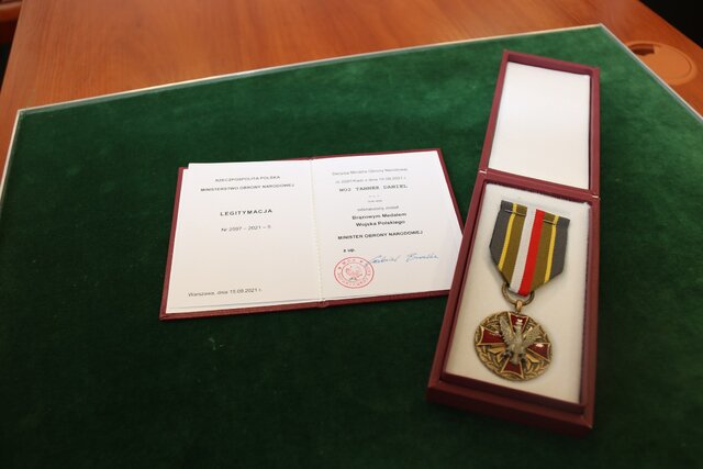 Brązowy Medal Wojska Polskiego przyznany brytyjskiemu podoficerowi
