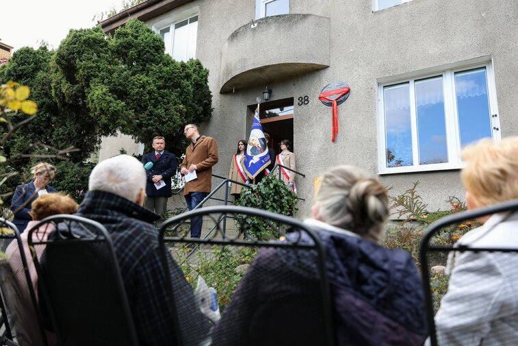 To właśnie w tym miejscu profesor Marian Osiński spędził ostatnie lata swojego życia. Na zdjęciu uczestnicy uroczystości odsłonięcia pamiątkowej tablicy. 