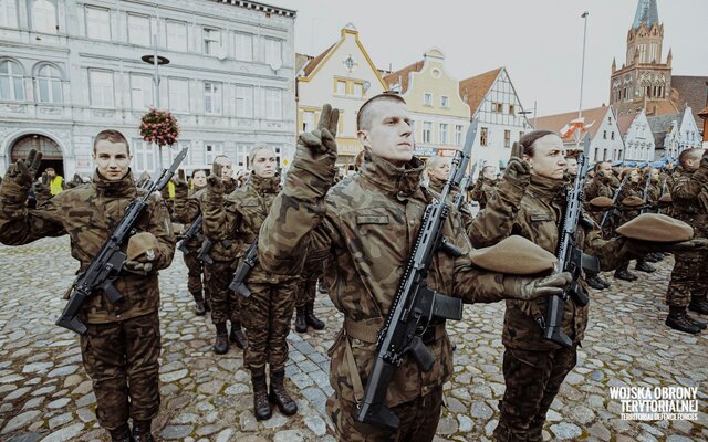 Trzebiatów - wręczenie sztandaru 14ZBOT i przysięga wojskowa