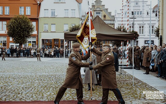 Trzebiatów - wręczenie sztandaru 14ZBOT i przysięga wojskowa