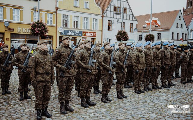 Trzebiatów - wręczenie sztandaru 14ZBOT i przysięga wojskowa