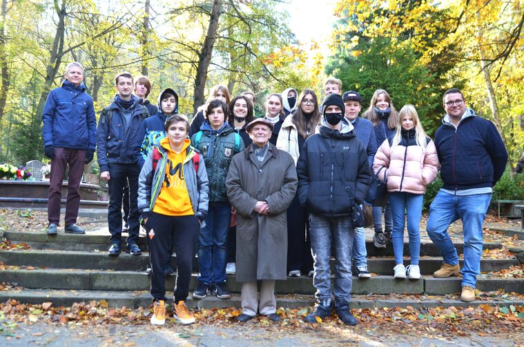 Na zdjęciu uczniowie SP60 wraz z Januszem Marszalcem, Mateuszem Jasikiem (drugi rząd z lewej). W pierwszym rzędzie prof. Jerzy Grzywacz. Po prawej w drugim rzędzie Mikołaj Wysiecki. 