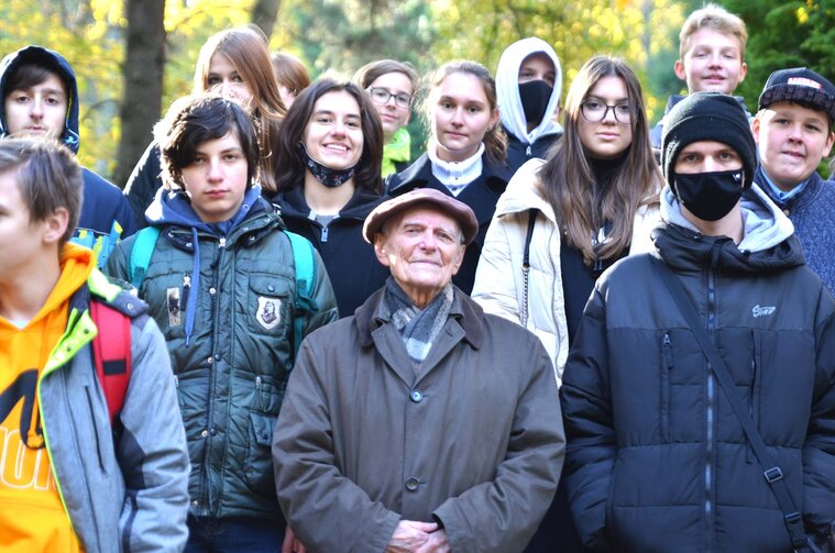 Zdjęcie. Uczniowie SP60. W środku prof. Jerzy Grzywacz. 