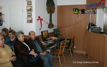 Inauguracja kawiarenki internetowej w Klubie Seniora PKPS w warszawskiej dzielnicy Ochota