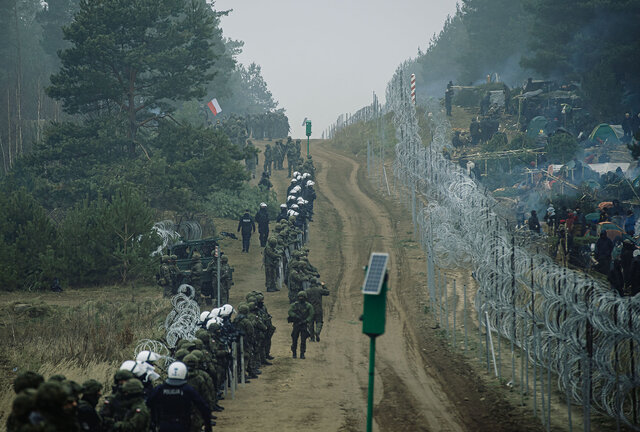 Kuźnica Białostocka. Rejon koczowiska migrantów. Wojsko, Straż Graniczna i Policja na granicy.