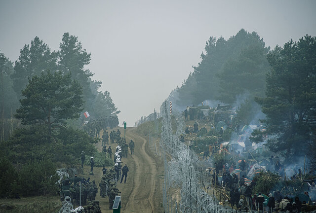 Kuźnica Białostocka. Rejon koczowiska migrantów. Wojsko, Straż Graniczna i Policja na granicy.