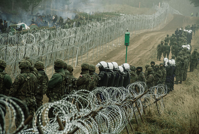 Kuźnica Białostocka. Rejon koczowiska migrantów. Wojsko, Straż Graniczna i Policja na granicy.