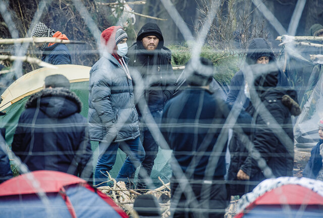 Kuźnica Białostocka. Rejon koczowiska migrantów. Wojsko, Straż Graniczna i Policja na granicy.