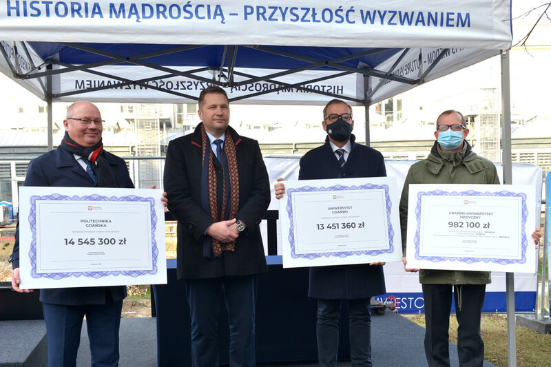 Od lewej: prof. Krzysztof Wilde (PG), minister Przemysław Czarnek, prof. Piotr Stepnowski (UG), prof. Michał Markuszewski (GUMed). Fot. Krzysztof Krzempek / Politechnika Gdańska