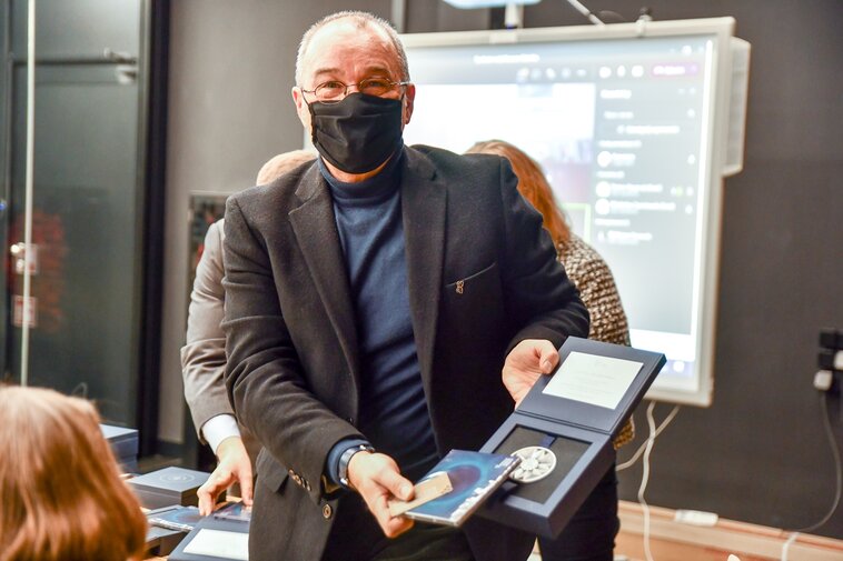 Zdjęcie. Prof. Edmund Kizik, przewodniczący Rady Muzeum Gdańska z Medalem Muzeum Gdańska