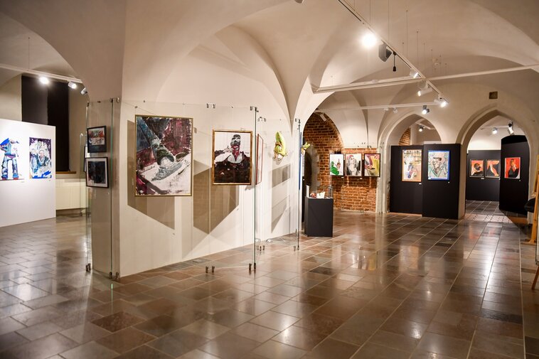 Zdjęcie. Sala wystawowa w Galerii Palowej. Na ścianach prace artysty. 