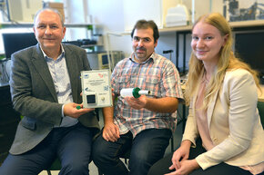 Na zdj. od lewej: prof. Janusz Smulko, dr inż. Andrzej Kwiatkowski i mgr inż. Katarzyna Drozdowska