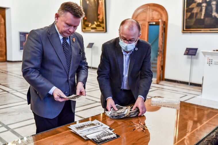 Zdjęcie. Waldemar Ossowski i Maciej Lisicki oglądają fotografie na Wielkiej Sali Wety.