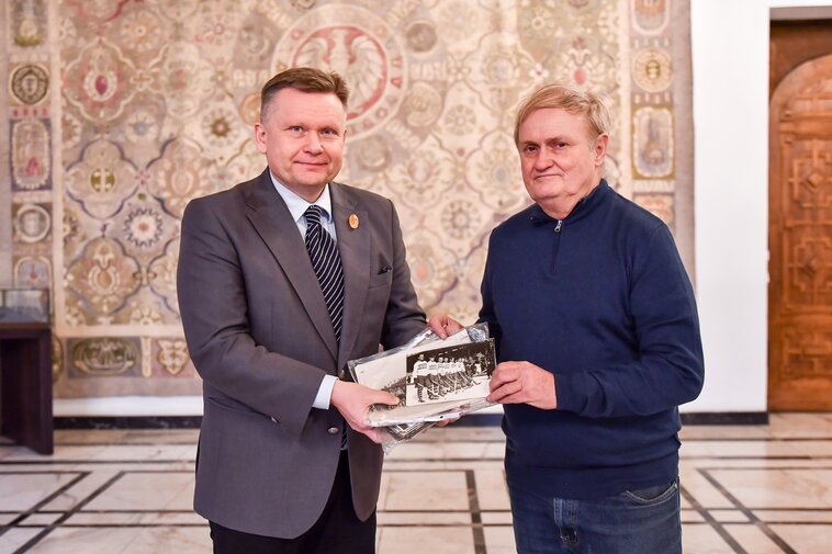 Zdjęcie. Waldemar Ossowski i Andrzej Piwakowski. W tle wnętrze Wielkiej Sali Wety.  
