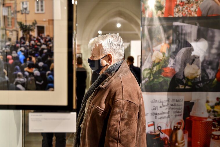 Wicemarszałek Senatu, Bogdan Borusewicz na sali wystaw czasowych. 