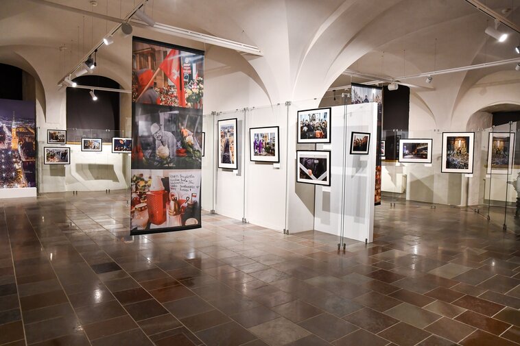 Sale wystawowe Galerii Palowej wraz z prezentowanym fotografiami. 