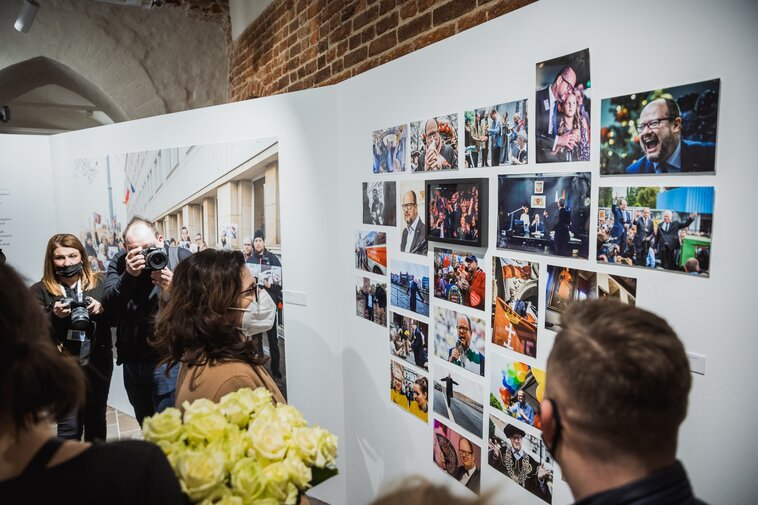 Aleksandra Dulkiewicz ogląda fotografie fotoreporterów prezentowanych pod Urzędem Miasta Gdańska. 