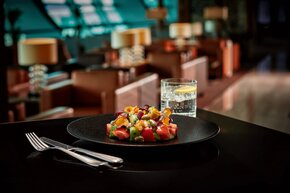 emiratespremiumloungedubaimediterraneanvegansalad.jpg