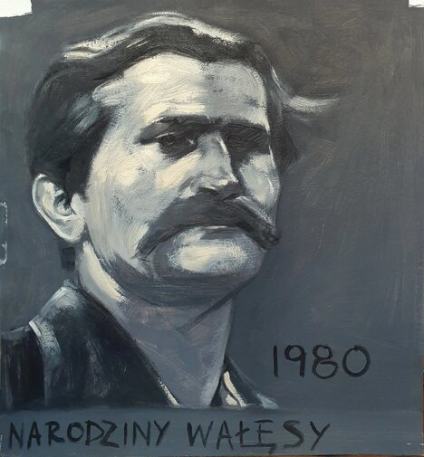 Portret Lecha Wałęsy w odcieniach szarości i czerni. W prawym rogu data 1980.
