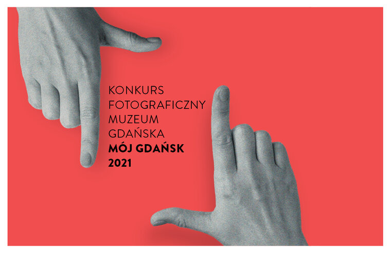 Grafika. Czerwone tło. Na nim dwie dłonie w geście kadrowania zdjęcia. Wewnątrz napis wersalikami w 6 wierszach: Konkurs fotograficzny Muzeum Gdańska Mój Gdańsk. 