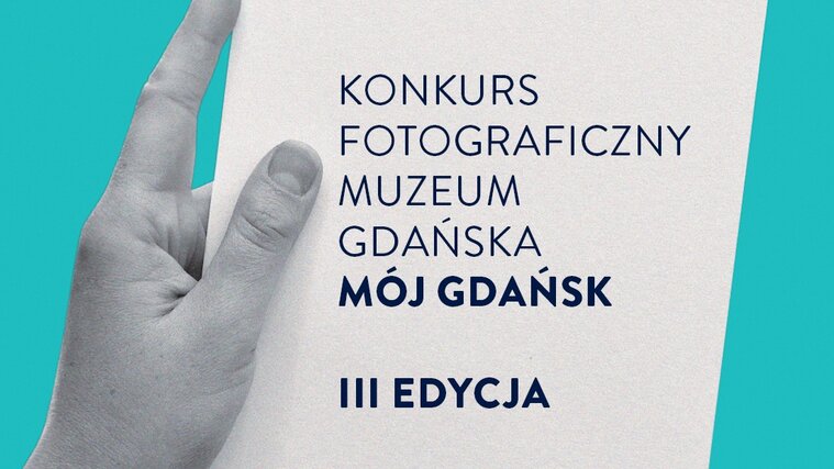 Grafika. Turkusowe tło. Dłoń w kolorze szarości trzyma kartkę. Na niej napis wersalikami "Konkurs Fotograficzny Muzeum Gdańska". Niżej pogrubioną czcionką napisy w wersalikach Mój Gdańsk i pod nim "III edycja".