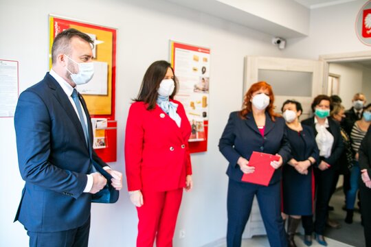  Andrzej Bodziony,wiceprezes Poczty Polskiej S.A.; Violetta Porowska, poseł na Sejm RP; Elżbieta Lipińska, dyrektor Regionu Sieci w Opolu.  