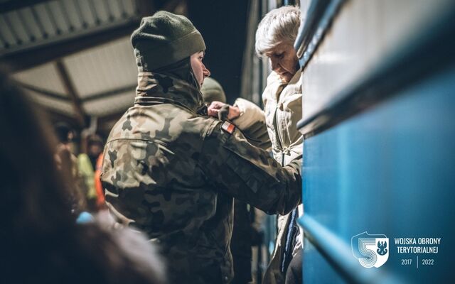 Przemyśl. Żołnierze 3PBOT pomagają uchodźcom z Ukrainy na Dworcu PKP.