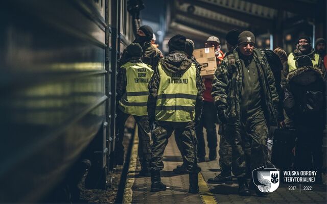 Przemyśl. Żołnierze 3PBOT pomagają uchodźcom z Ukrainy na Dworcu PKP.