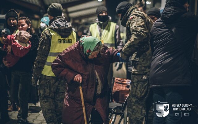 Przemyśl. Żołnierze 3PBOT pomagają uchodźcom z Ukrainy na Dworcu PKP.