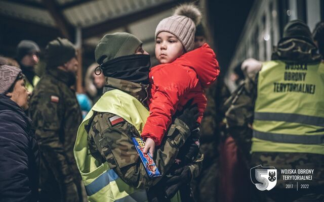 Przemyśl. Żołnierze 3PBOT pomagają uchodźcom z Ukrainy na Dworcu PKP.
